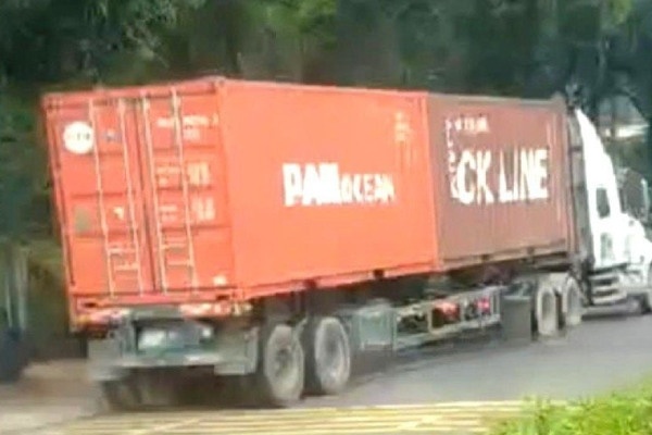 Tai xe container bi phat nang vi tranh 'mat than' de chay nguoc chieu hinh anh