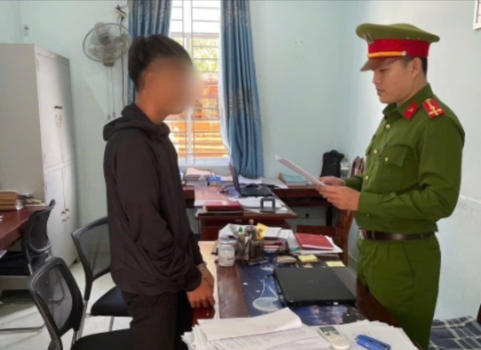 Bat 2 doi tuong hiep dam be gai 14 tuoi hinh anh