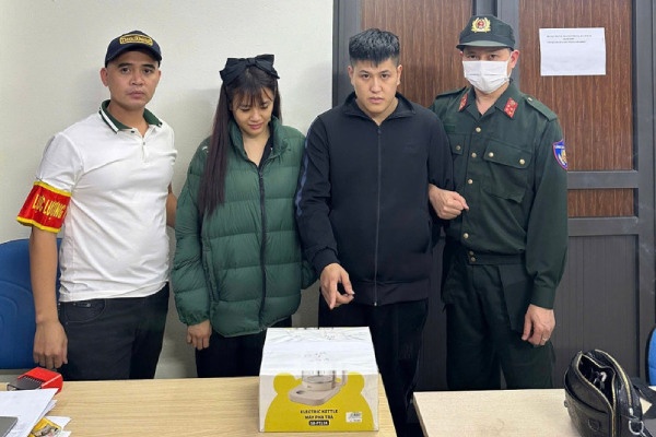 Phat hien cap nam nu mang theo hong phien va 'da' trong oto hinh anh