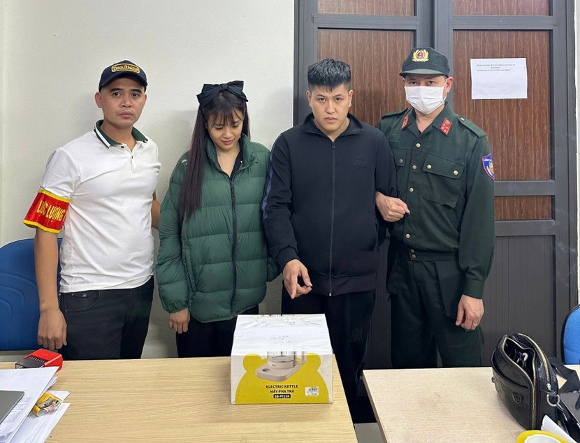 Phat hien,  cap nam nu,  mang theo hong phien anh 4