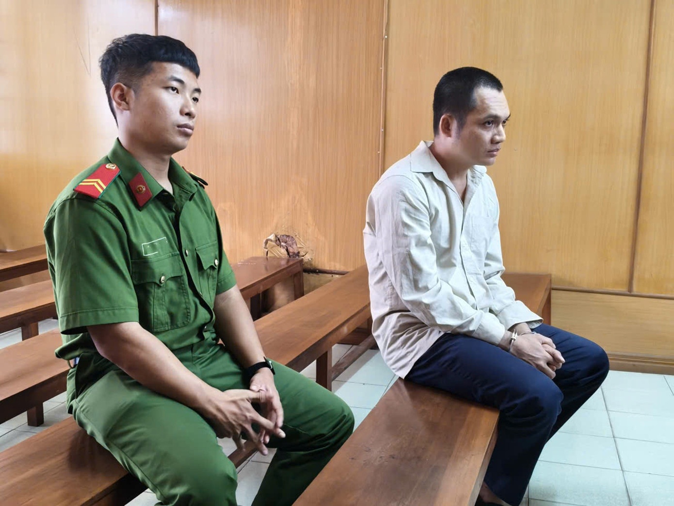 Linh an tu chung than sau man 'uong giao luu' trong quan hat hinh anh