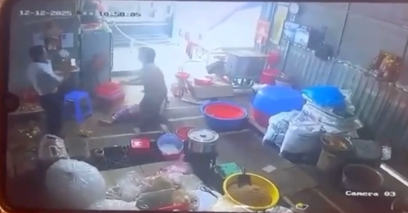 Nguoi dan ong cam dao lao vao chem vo roi tu sat hinh anh