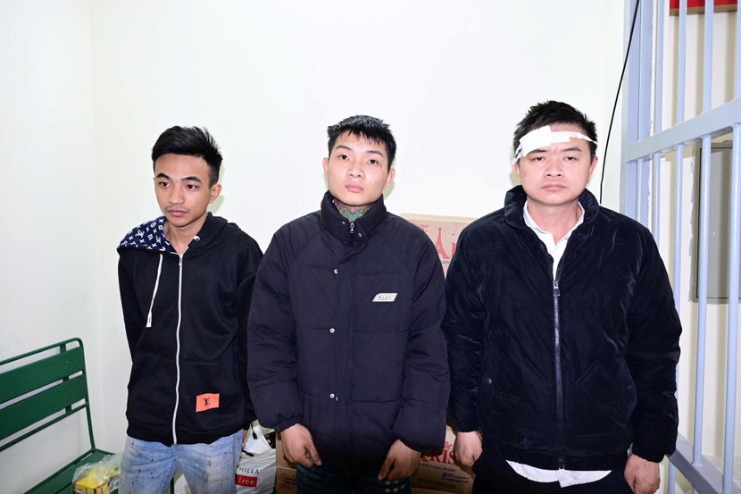 Tam giu,  Nhom doi tuong,  Dung vo chai bia,  Danh nhau anh 1