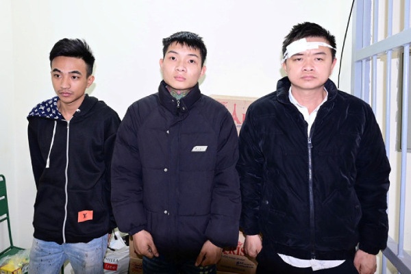 Tam giu nhom doi tuong dung vo chai bia danh nhau hinh anh