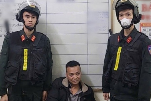 Tam giam tai xe tong canh sat, 'thong chot' kiem tra nong do con hinh anh