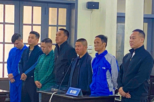 Sam so, danh hoi dong phu nu truoc quan karaoke, 6 bi cao linh an treo hinh anh