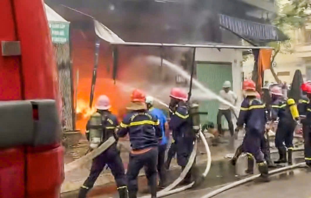 Chay nha 3 tang o Quy Nhon, khoi den cuon cuon hinh anh