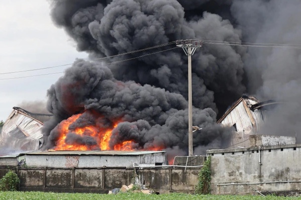 Chay lon tai cong ty giay da o Hai Phong, khoi den cuon cuon hinh anh