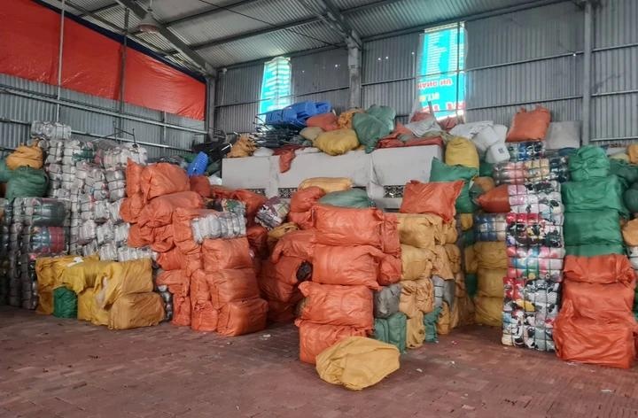 Nhap lau 94 tan quan ao cu, chu ho kinh doanh bi phat 52 trieu dong hinh anh