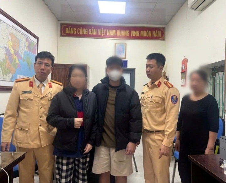 Canh sat lao xuong nuoc cuu nguoi phu nu bi ung thu tu tu hinh anh