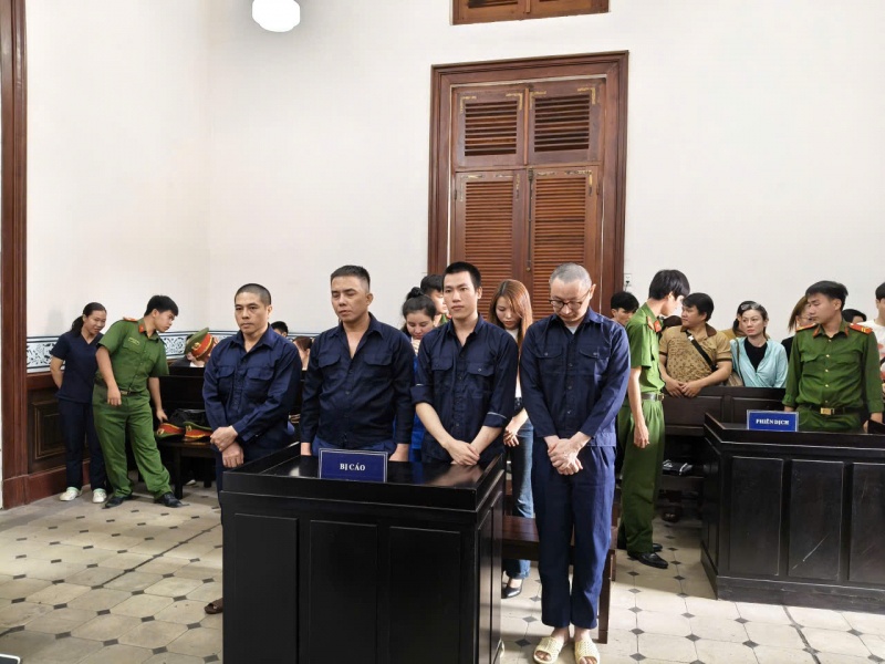 Nu tiep vien,  hang khong,  nhan vien nu,  ban dam,  Tai Nguyen Fortuner II,  KS Tai Nguyen Fortuner anh 1