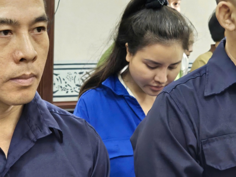 Nu tiep vien,  hang khong,  nhan vien nu,  ban dam,  Tai Nguyen Fortuner II,  KS Tai Nguyen Fortuner anh 2