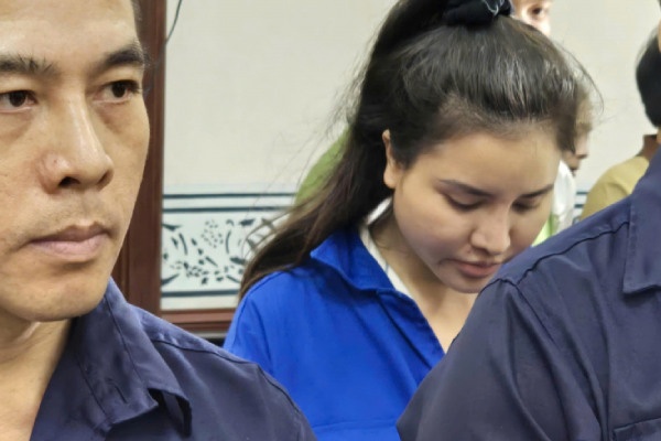 Nu tiep vien hang khong cho nhan vien ban dam de tang doanh thu hinh anh