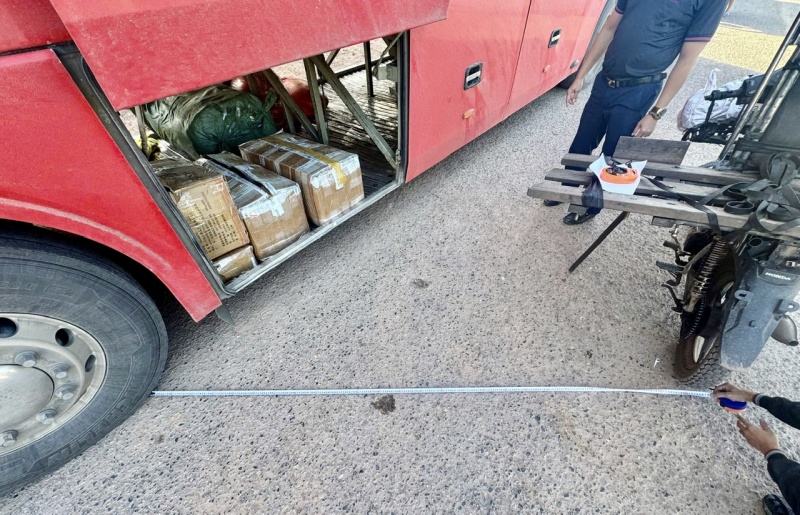 Phat hien vu van chuyen so luong lon linh kien lap rap sung o Lao Bao hinh anh