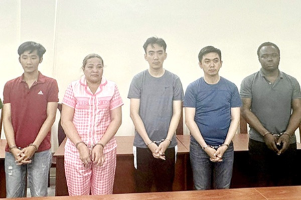 Lap gan 300 cong ty ma, 'rua tien' hang chuc nghin ty dong hinh anh