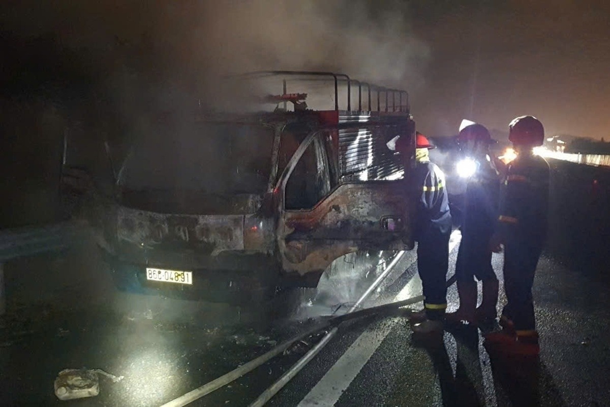 Xe tai boc chay tren cao toc Phan Thiet - Dau Giay hinh anh