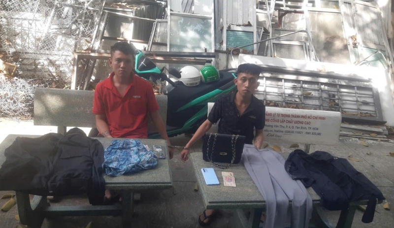 Bat giu 2 doi tuong dung dao khong che nguoi phu nu cuop tai san hinh anh