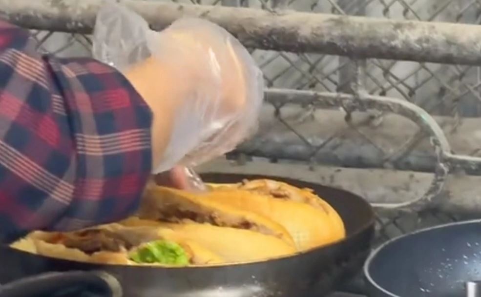 Quan banh mi o Tam Coc xu ly nhan vien hinh anh