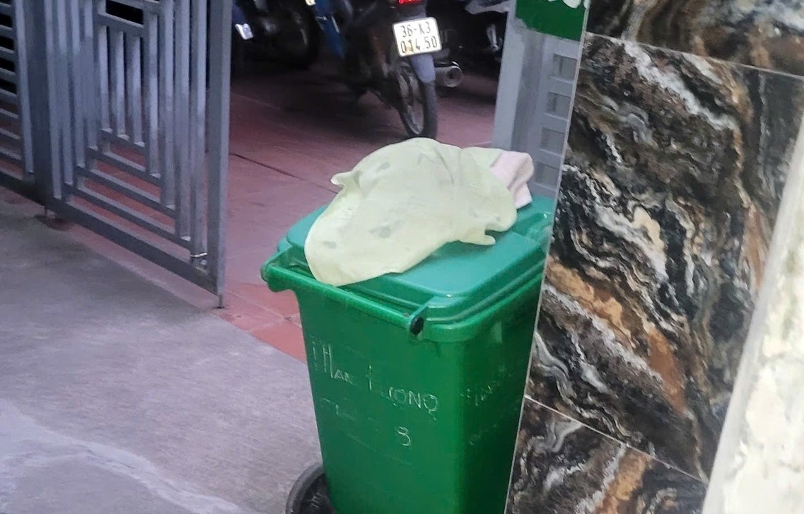 Be trai so sinh tu vong trong thung rac hinh anh