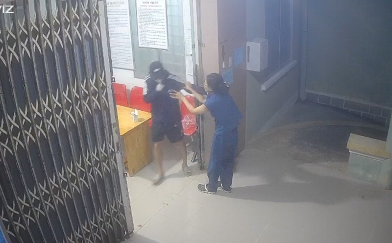 Vo hoi mua thuoc ha sot roi khong che nu nhan vien, cuop tai san hinh anh