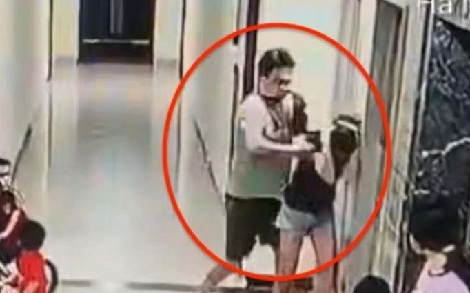 Sap xet xu ke hanh hung phu nu truoc mat nhieu tre nho o chung cu hinh anh