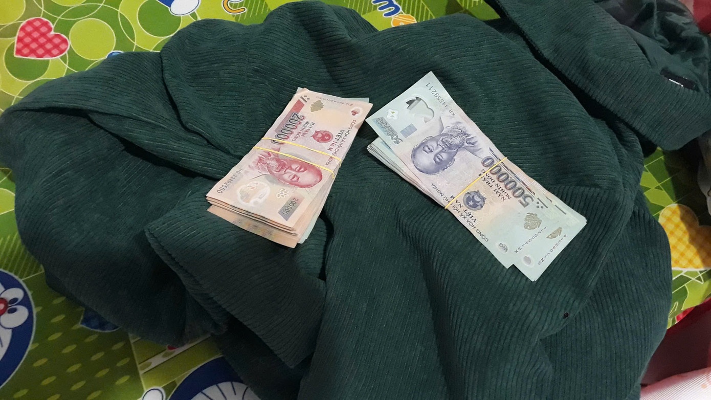 Co gai di cho thay nguoi khac deo day chuyen vang lien lao vao giat hinh anh