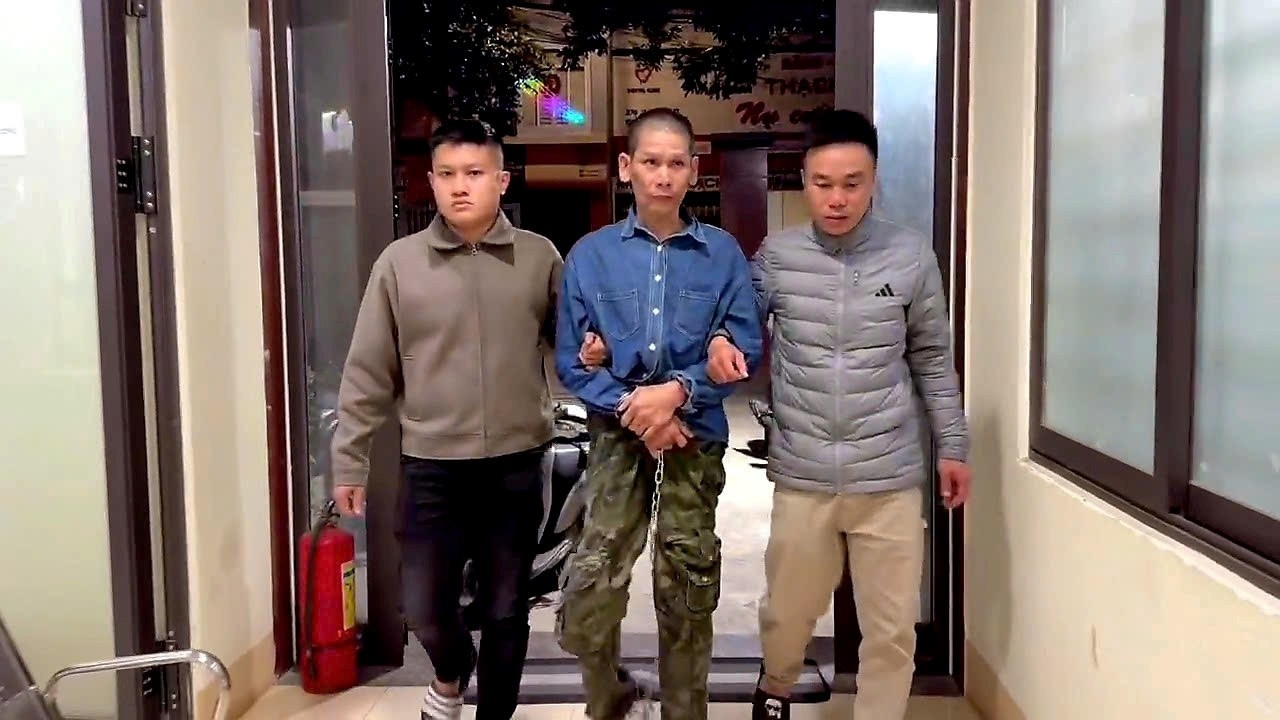 Doi tuong truy na dung bom tiem chong tra, canh sat phai no sung hinh anh