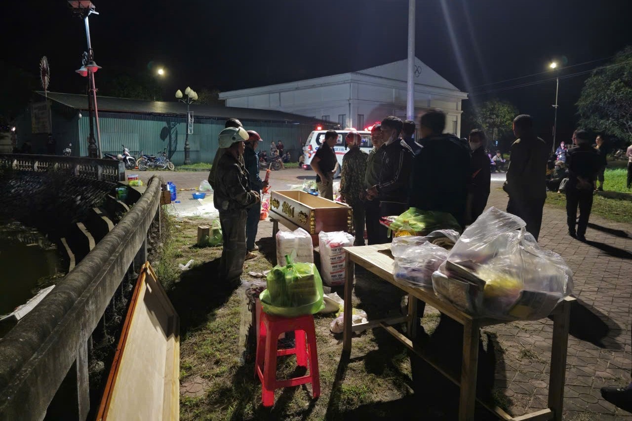 Hai hoc sinh duoi nuoc anh 2