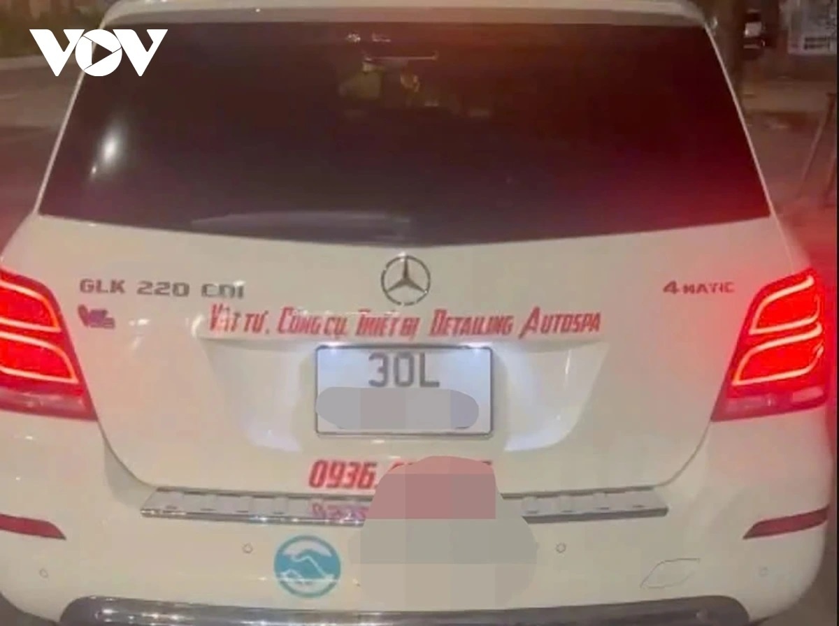 Mercedes nguoc chieu dem Noel anh 2