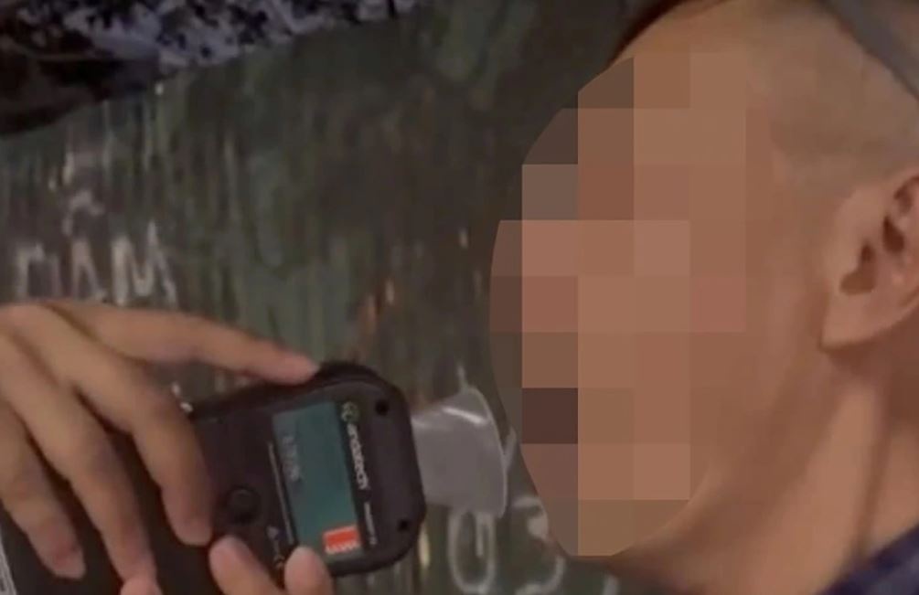 Lai Mercedes nguoc chieu dem Noel, vi pham do con gap 3 lan kich khung hinh anh