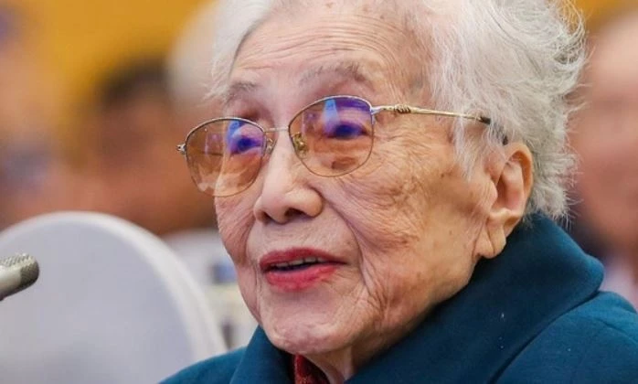 Ba Nguyen Thi Binh la dai bieu cao tuoi nhat Dai hoi Thi dua yeu nuoc hinh anh