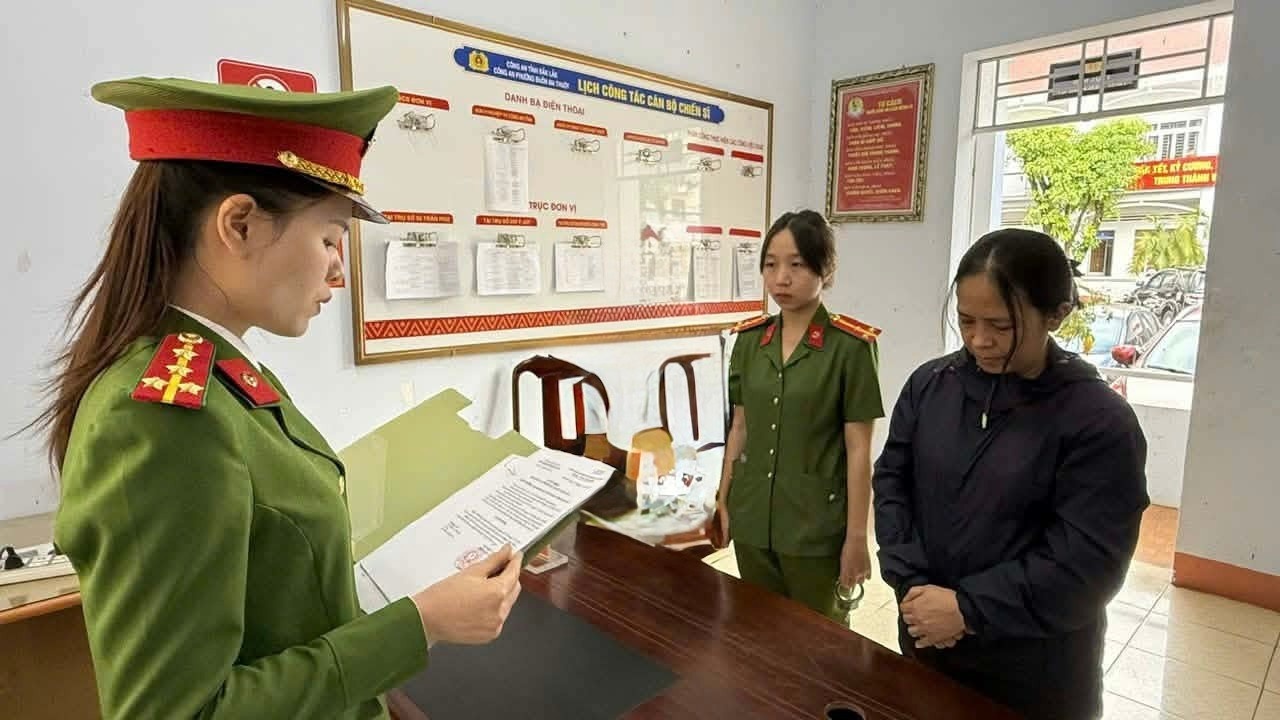 Nu giam doc 'phong bat' giau sang de lua dao hon 166 ty dong hinh anh