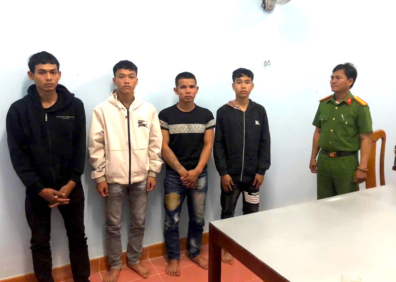 Sau uong ruou, 4 doi tuong hiep dam thieu nu hinh anh