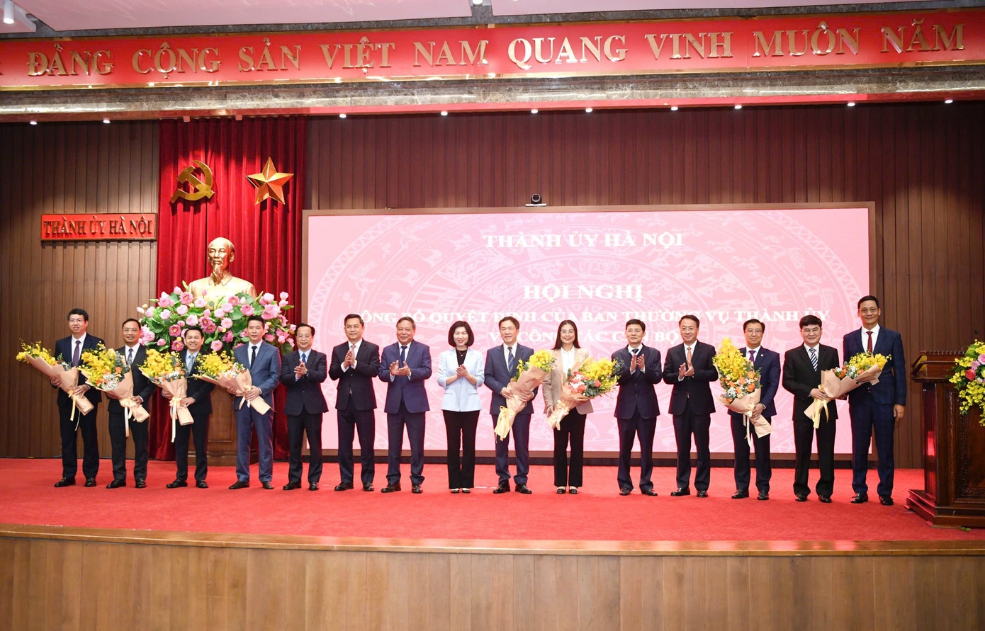 Ha Noi trao 9 quyet dinh ve cong tac can bo hinh anh