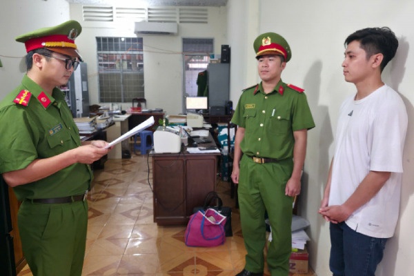 Khoi to, bat tam giam nhan vien ngan hang lua dao chiem doat 1,1 ty hinh anh