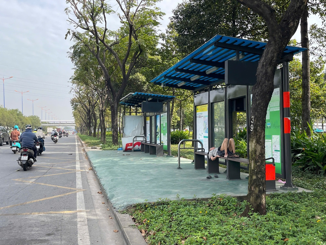 Nguoi dan ong tu vong bat thuong tai tram xe buyt o TP.HCM hinh anh