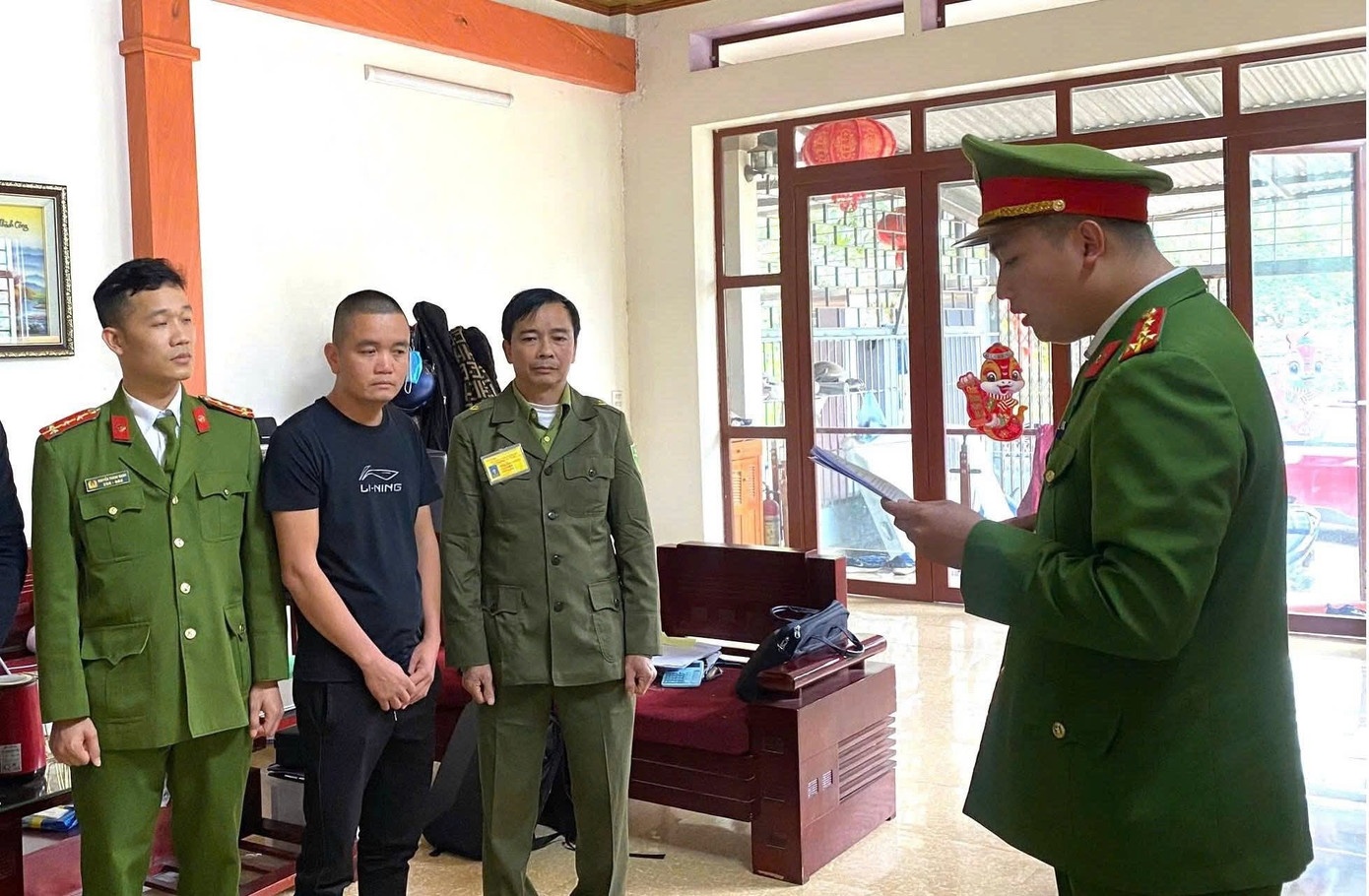 Doi tuong do trom hon 360 tan chat thai ra moi truong hinh anh