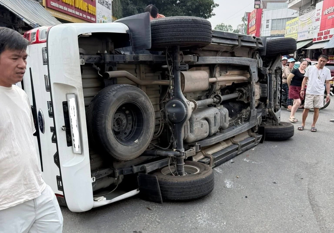 Oto lat ngang giua khu dan cu o TP.HCM hinh anh