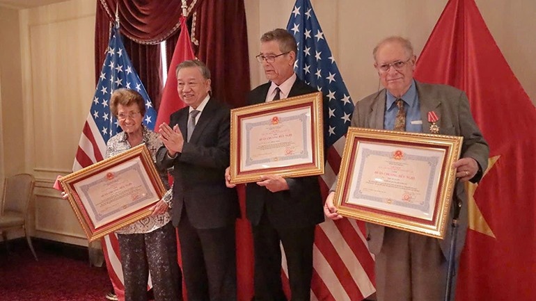 Ong ba Weiss qua doi anh 1