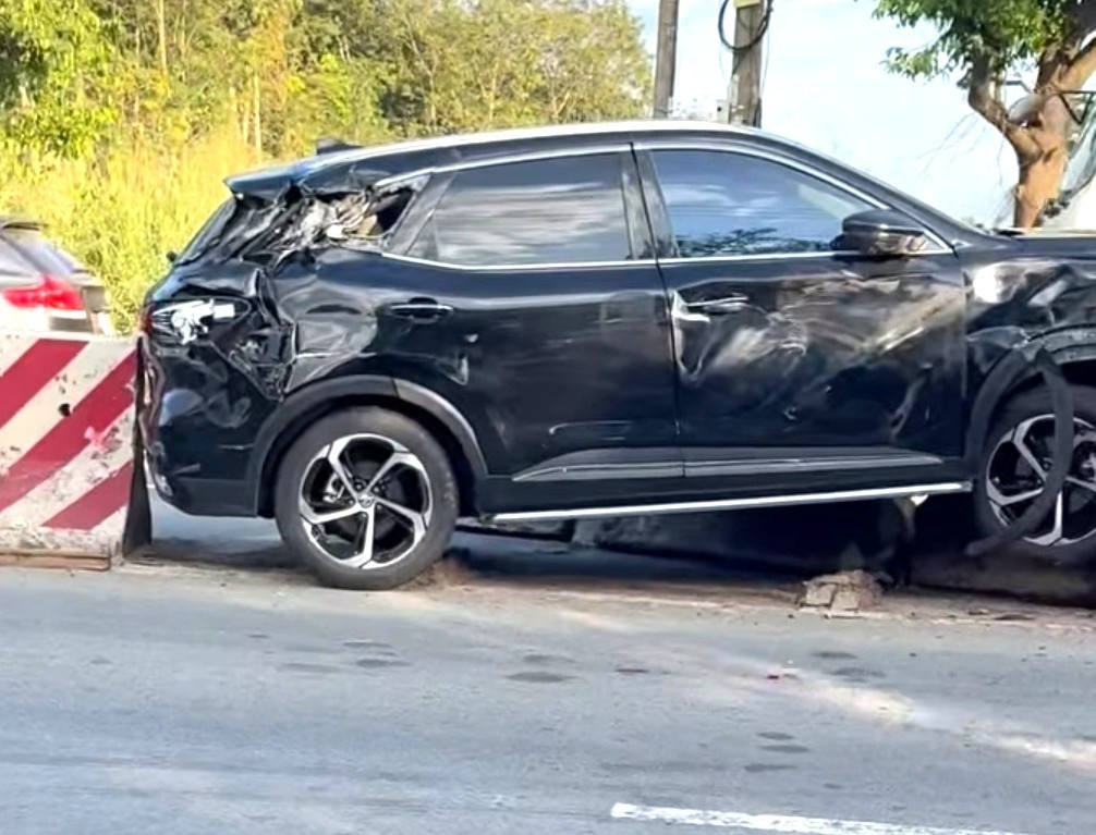 Xe hop 'ui' dai phan cach sau va cham xe dau keo o TP.HCM hinh anh