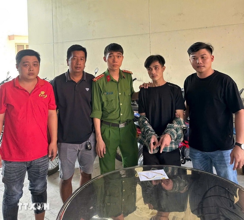 Bat giu doi tuong,  Gia vo mua vang anh 1