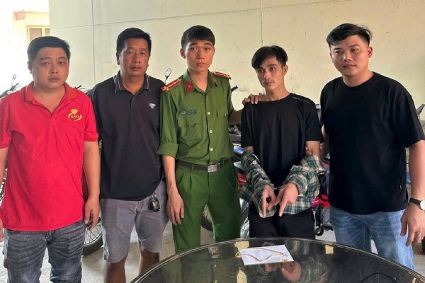 Bat giu doi tuong gia vo mua vang roi cuop day chuyen hinh anh