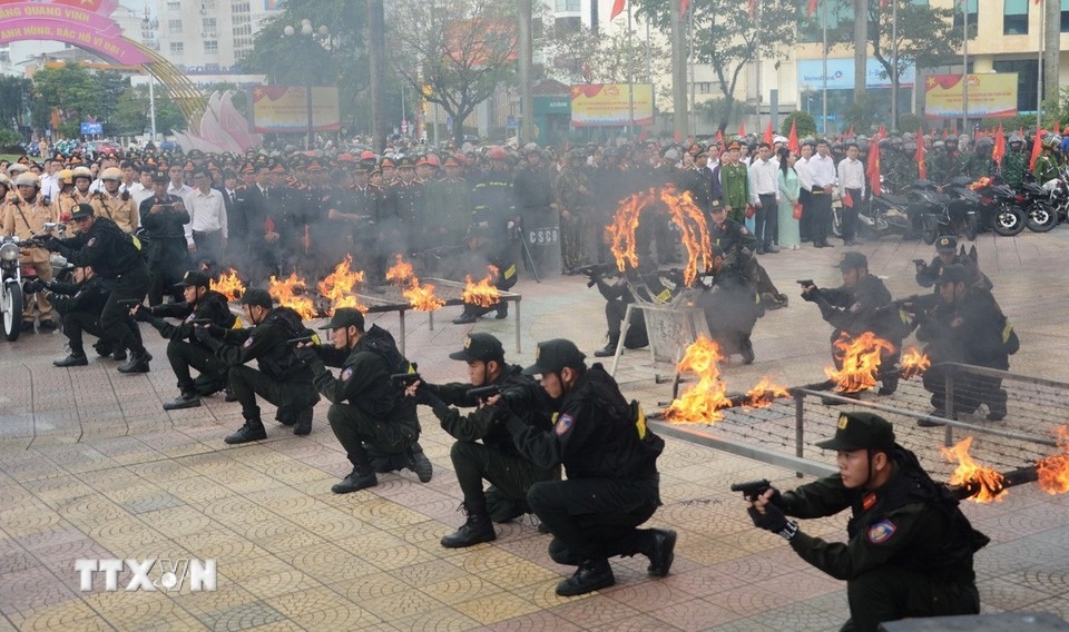 Hue mo dot cao diem tan cong, tran ap toi pham hinh anh