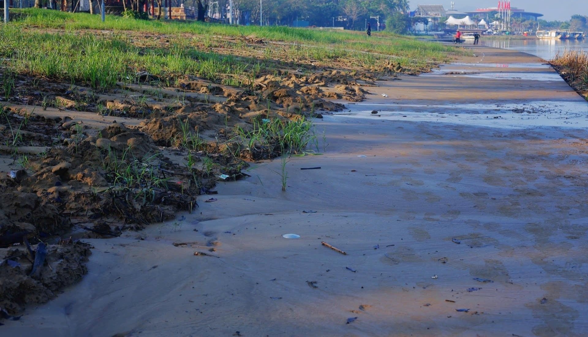 Duong lat go lim sieu sang o Hue van ngap trong bun dat sau dot mua lu hinh anh