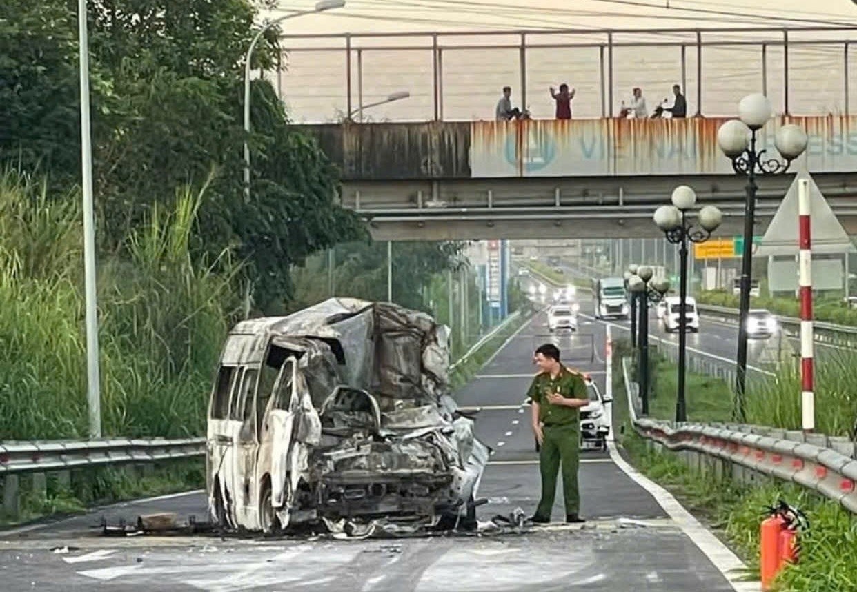 Vu xe cuu thuong gap tai nan: Tai xe lam dung tin hieu uu tien hinh anh