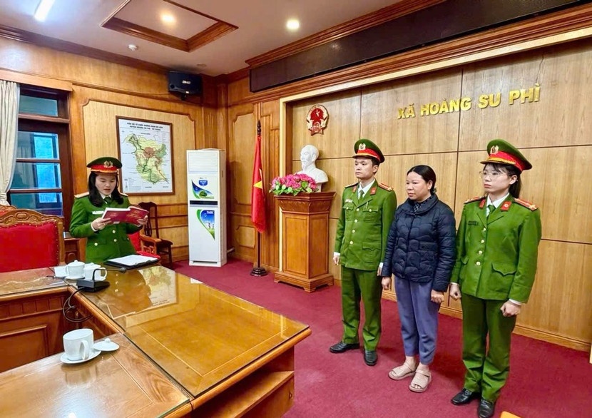 Pho giam doc,  Trung tam,  hanh chinh cong anh 1