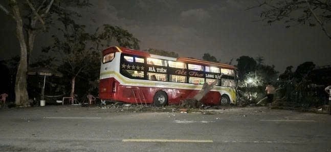 Bat tam giam tai xe xe khach lao vao quan nuoc khien 2 nguoi tu vong hinh anh