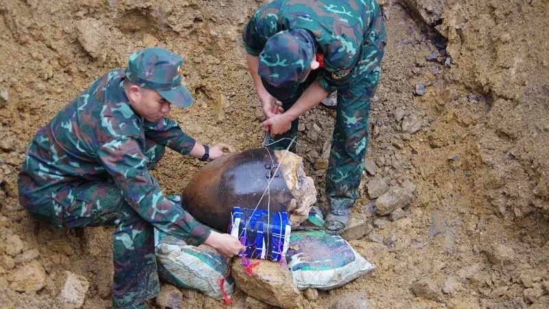 Xu ly 9 vat the nghi la luu dan, min con sot lai tu chien tranh hinh anh