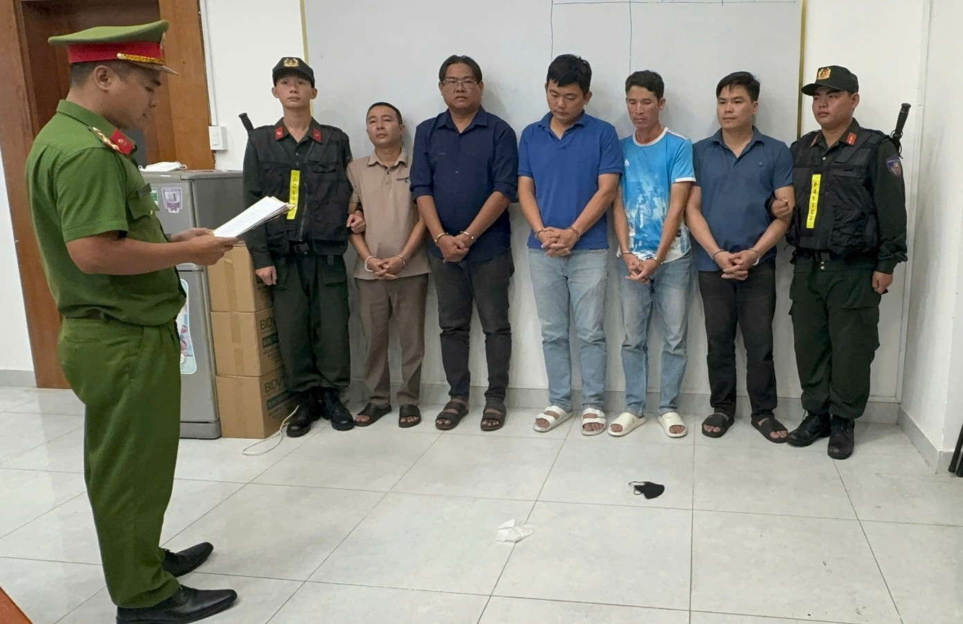 Duong day,  xuat khau trai phep,  khoang san anh 2