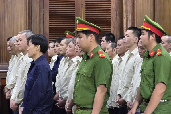 Nhieu cong chuc hai quan hau toa trong vu buon lau 1,7 trieu lit dau hinh anh